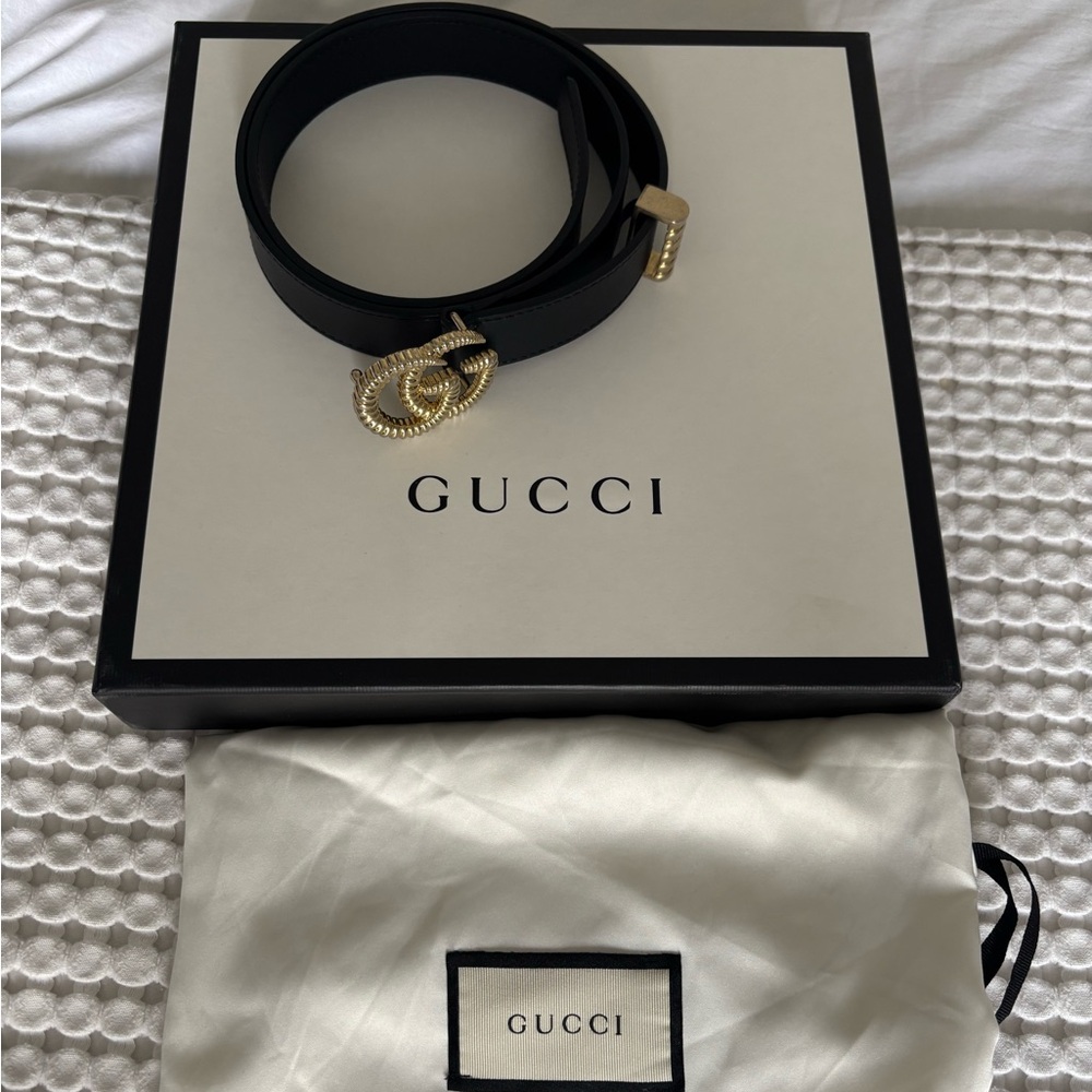 Authentic Gucci Women’s Black Leather Belt – Gold GG Buckle